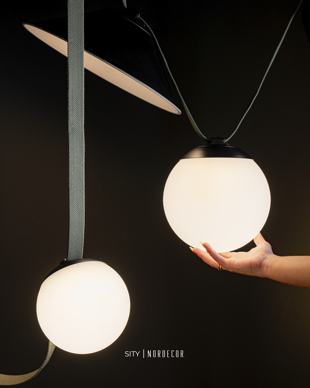 Pendente contemporâneo com globos iluminados